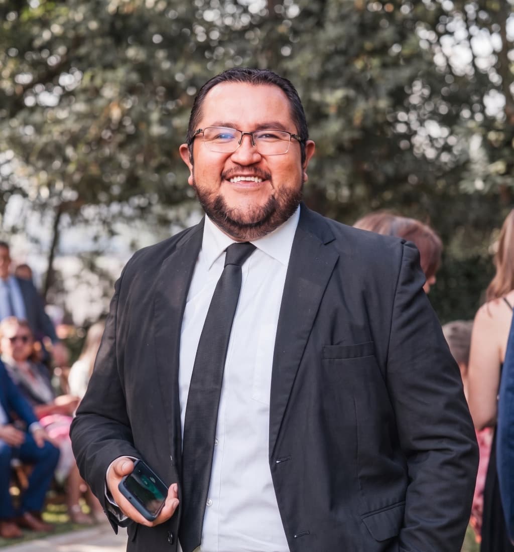 Esteban Olivares Chamorro – Psicólogo cristiano y terapeuta familiar, titulado en la UNAD